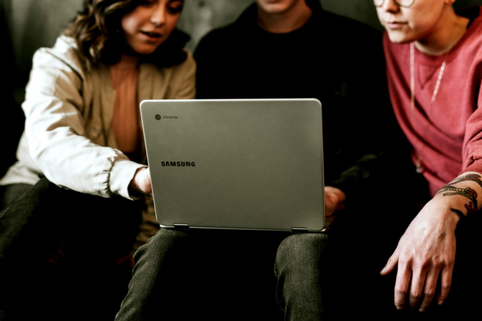 Espacio de trabajo digital moderno para seminarios de optimización web